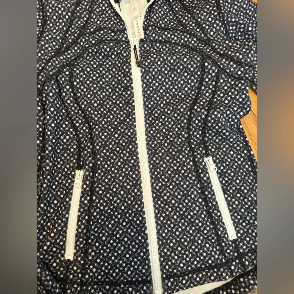 Lululemon Black White Print Zip Up Jacket Size 6 Hooded‎ Athletic Running Jacket